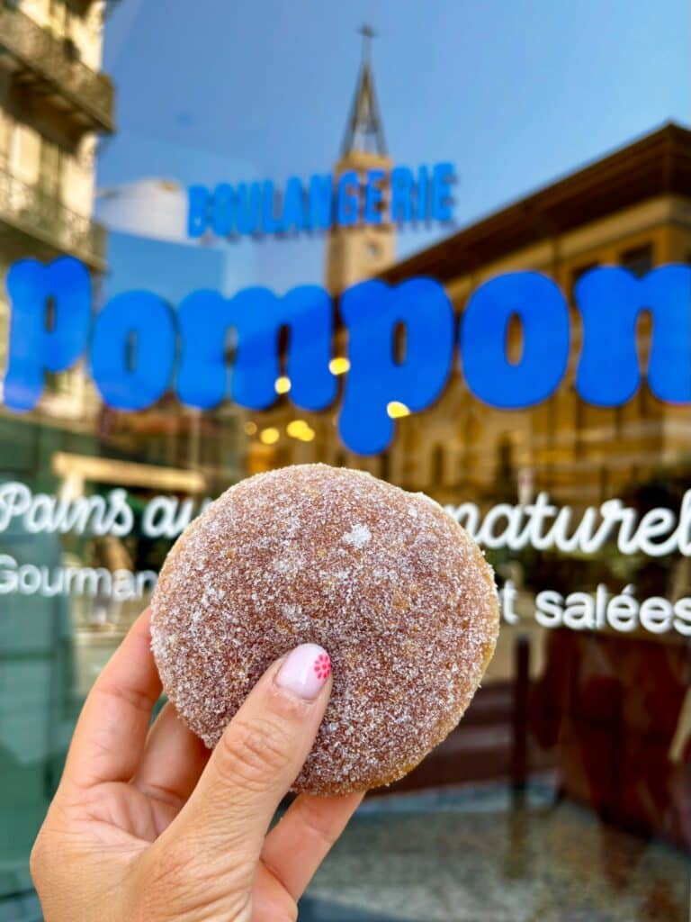 Un beignet rond avec du sucre dessus.