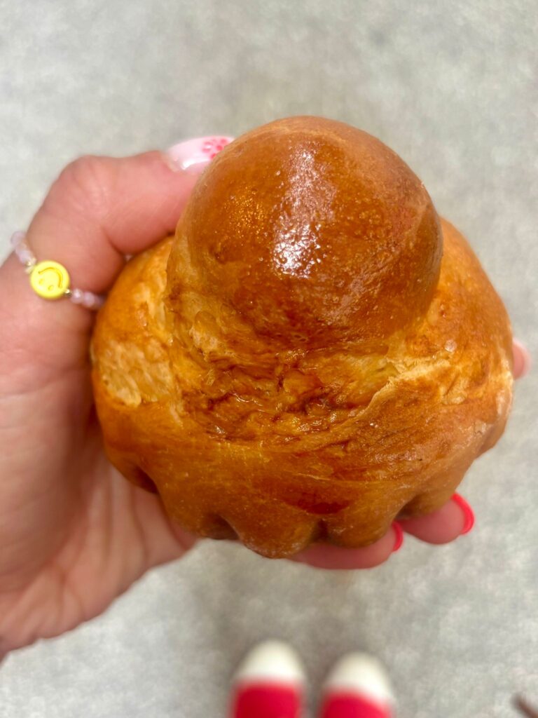 Une brioche avec une grosse bosse sur le dessus.