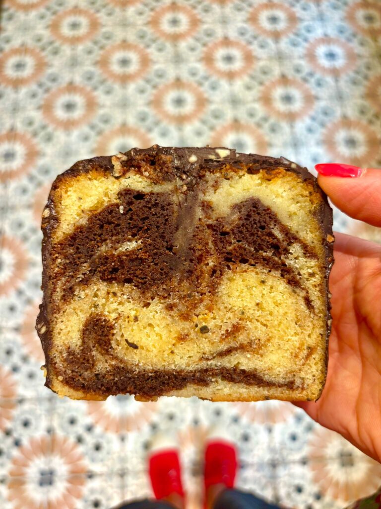 Un morceau de cake avec du chocolat dedans.