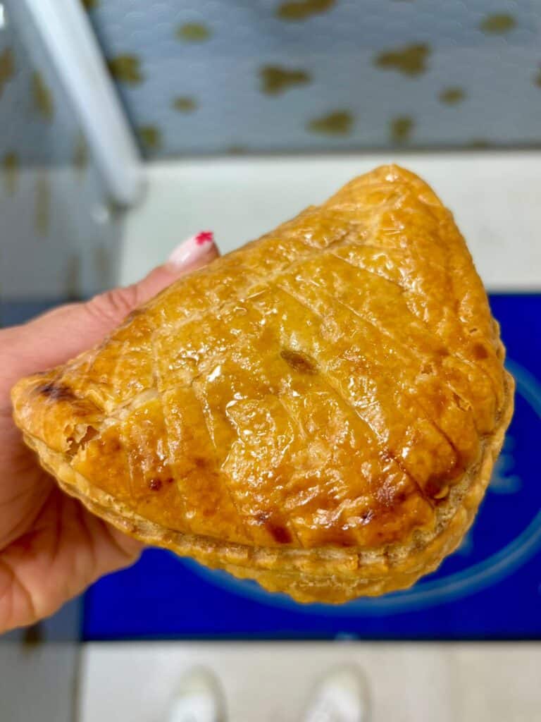 Un chausson aux pommes avec de la pâte feuilleté brillante.