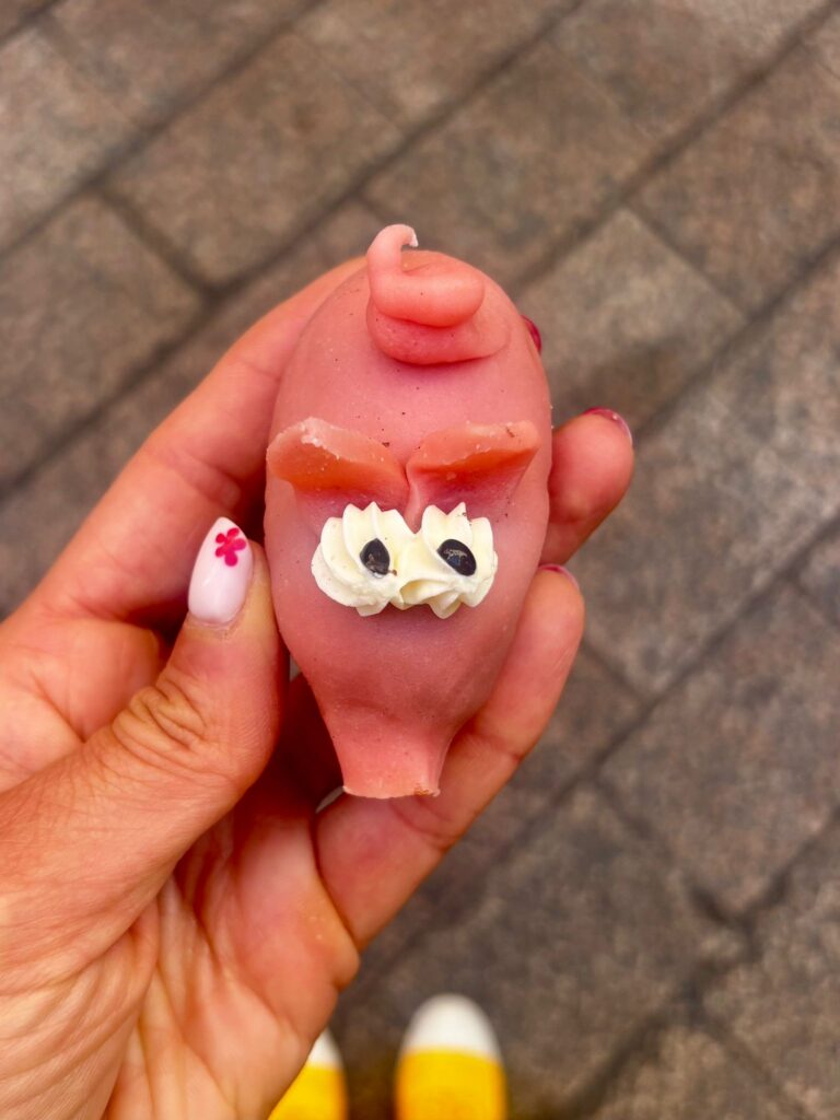 un cochon rose avec de la pâte d'amande.