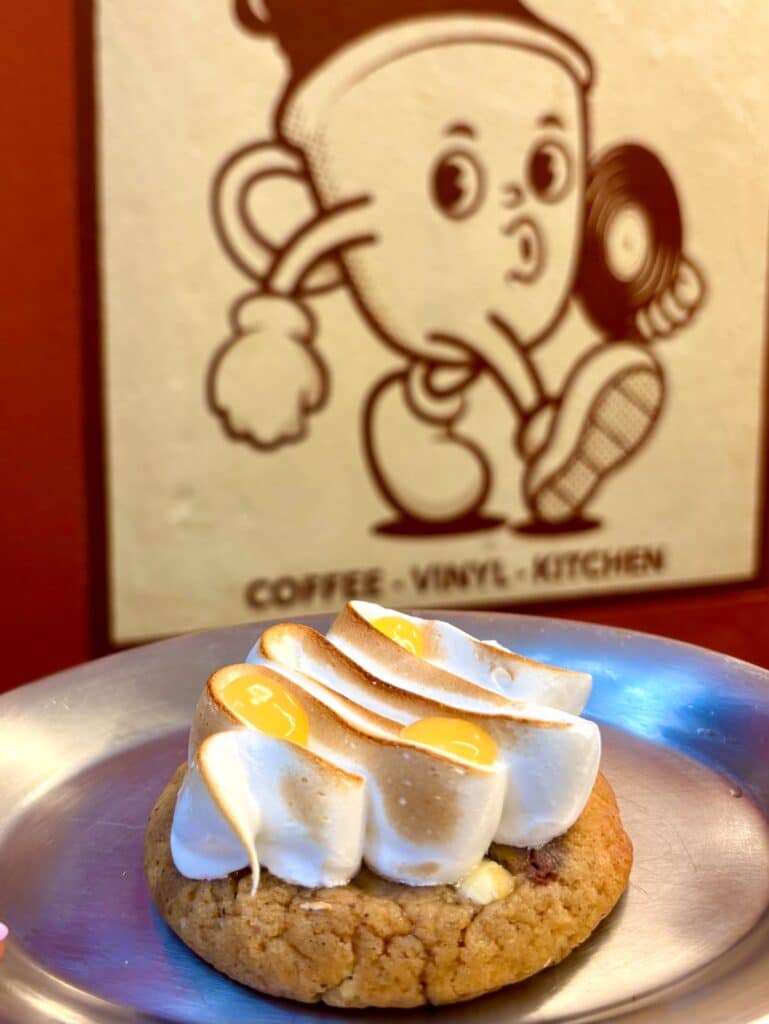 Un cookie avec de la crème de citron sur le dessus.