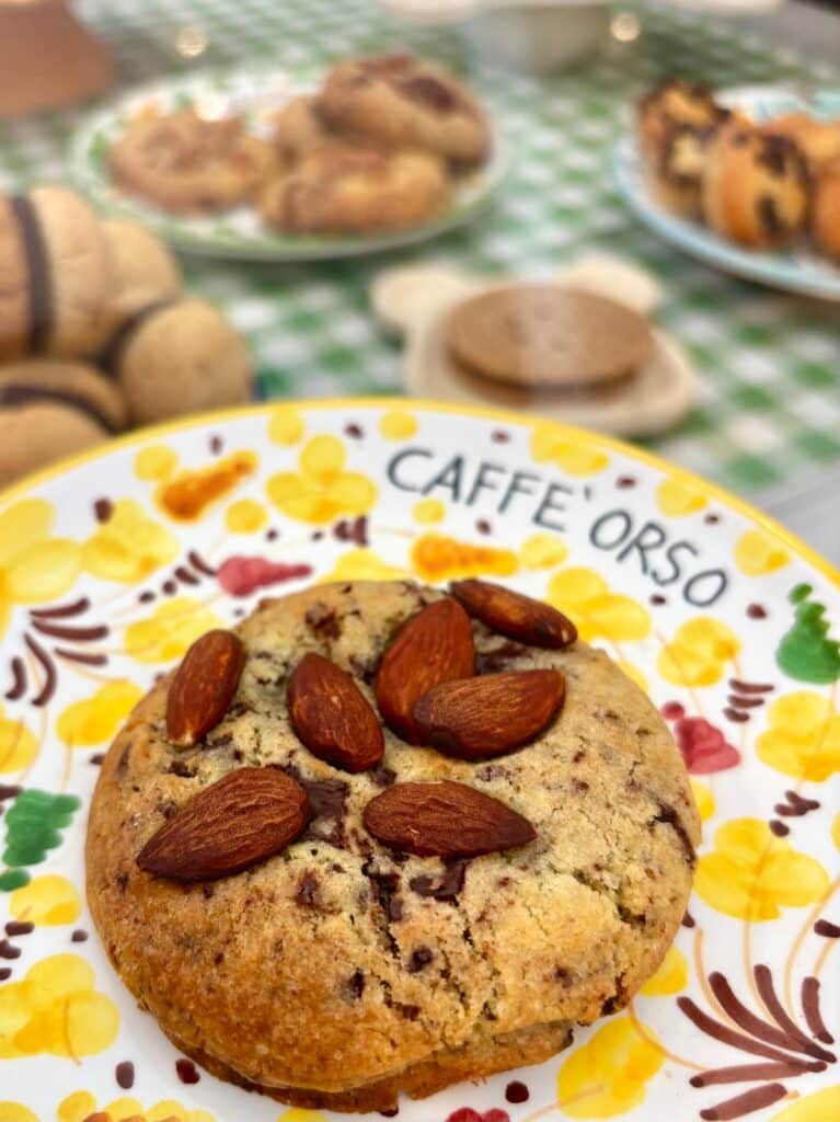 un cookie avec des amende sur le dessus.