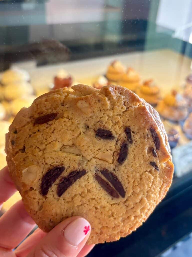 Un cookie avec des morceaux de noisette à l'intérieur.