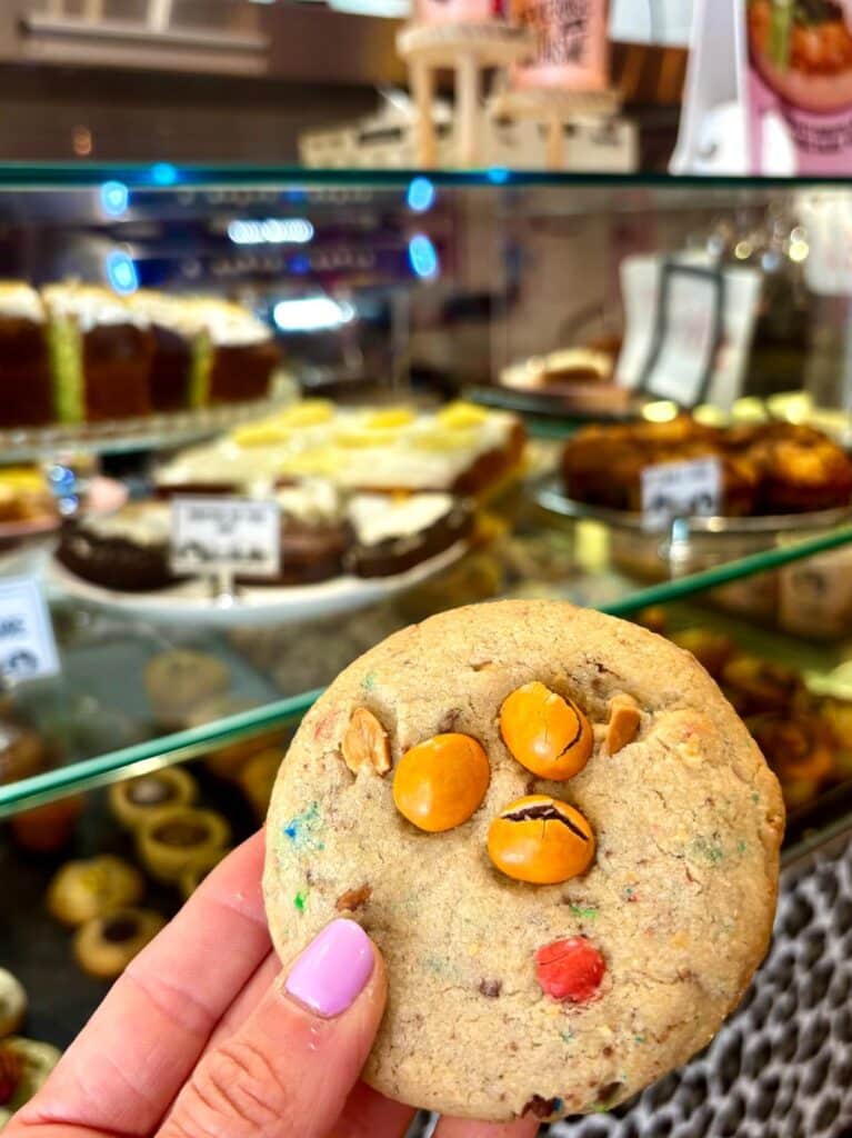 Un cookie avec des M&M's sur le dessus.