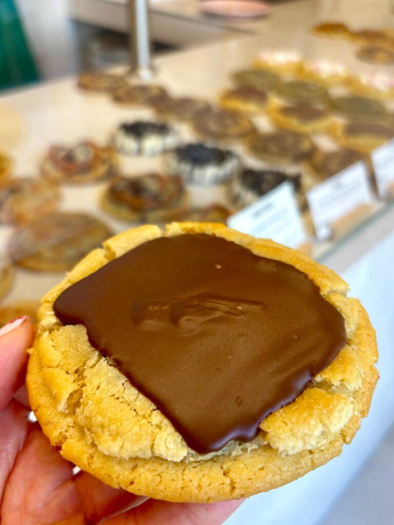 Un cookie nappé de chocolat.