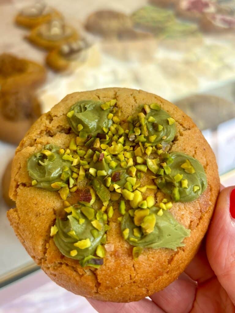 un cookie avec des graines vertes sur le dessus.
