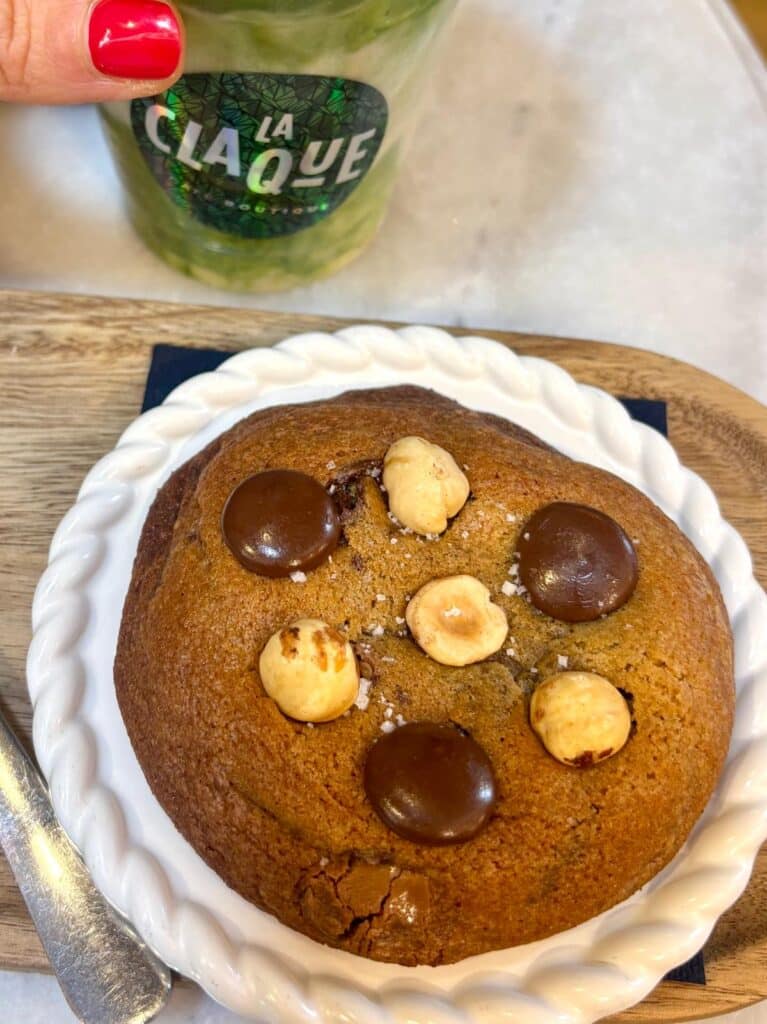 Un cookie avec des noisettes entières et du chocolat.