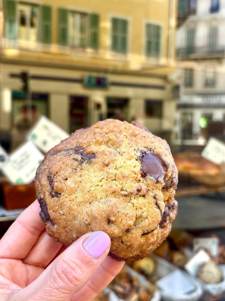 Un cookie avec des morceaux de chocolat sur les côtés.