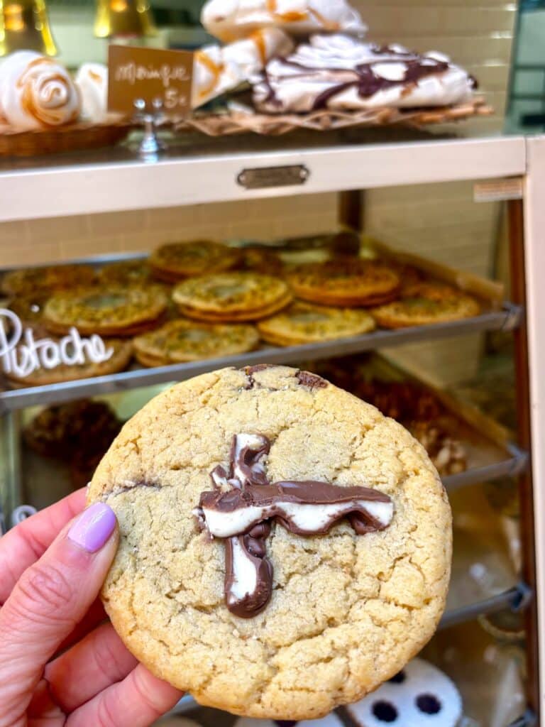 un cookie avec une barre de kinder dedans.