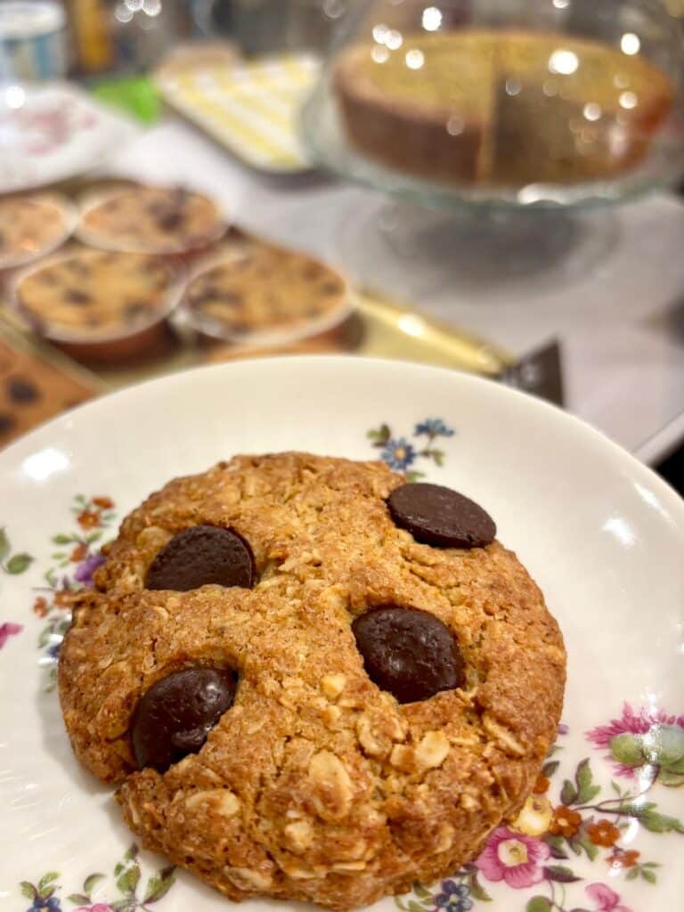 Un cookie avec des pépites de chocolat et des graines.