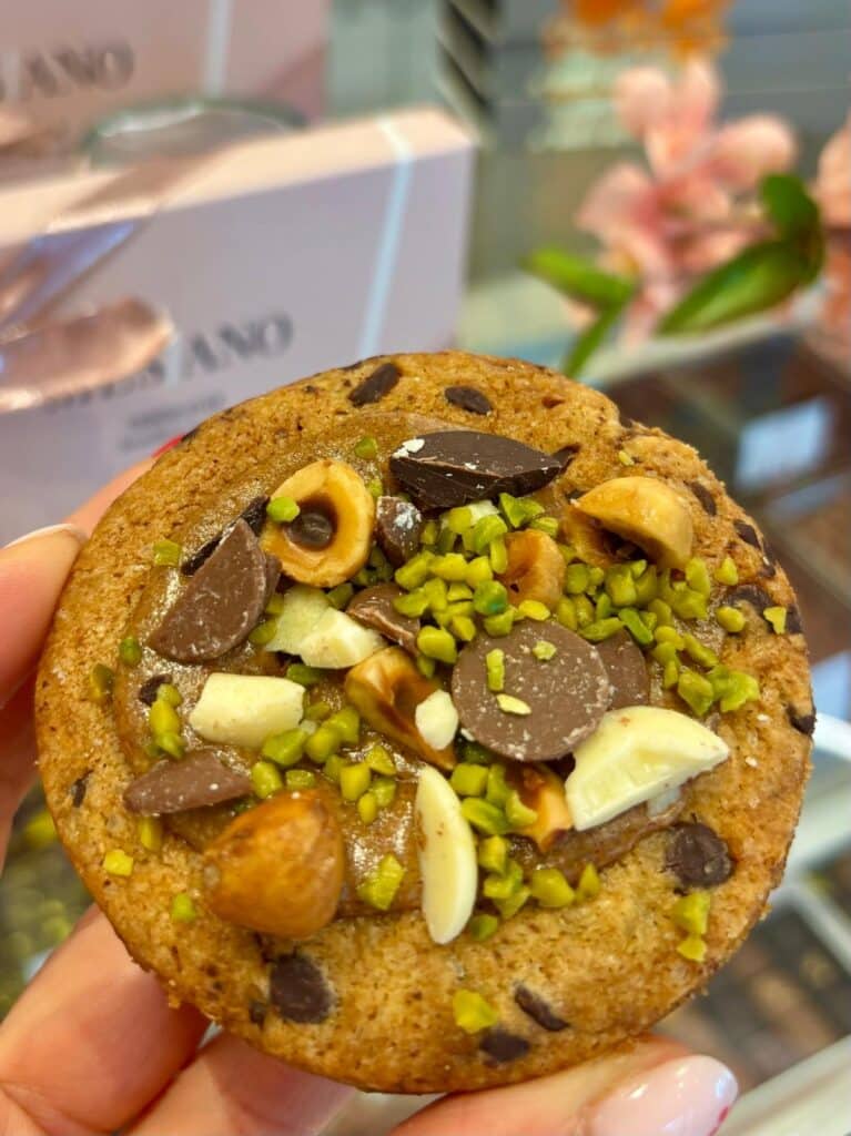 Un cookie avec de la pistache et des noix sur le dessus.