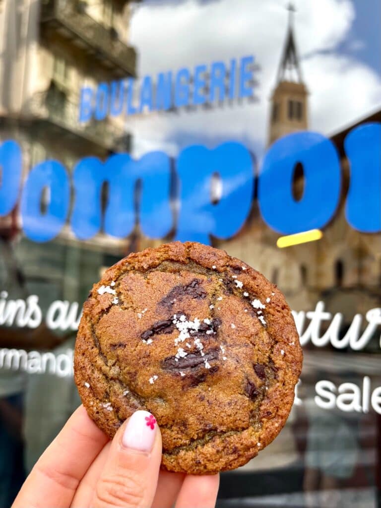Un cookie couleur chocolat avec un peu de blanc sur le dessus.