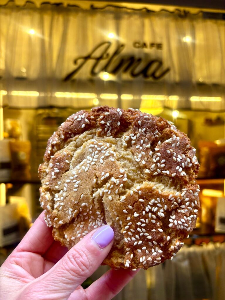 Un cookie avec des graine blanche dessus.