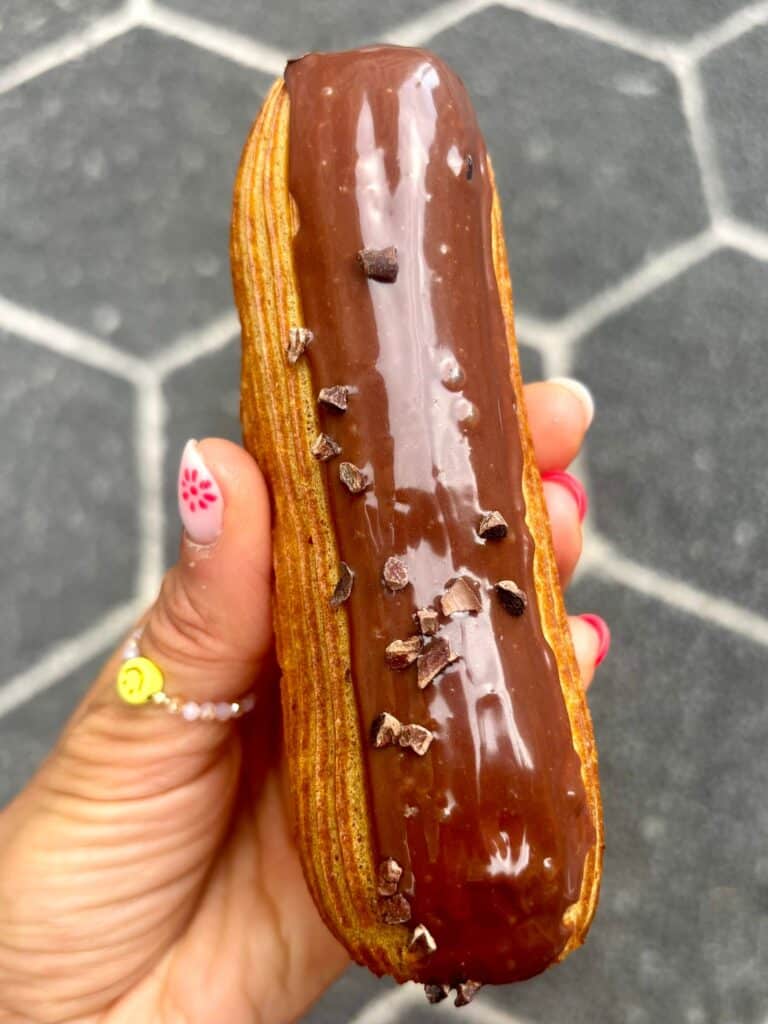 Un éclair au chocolat.