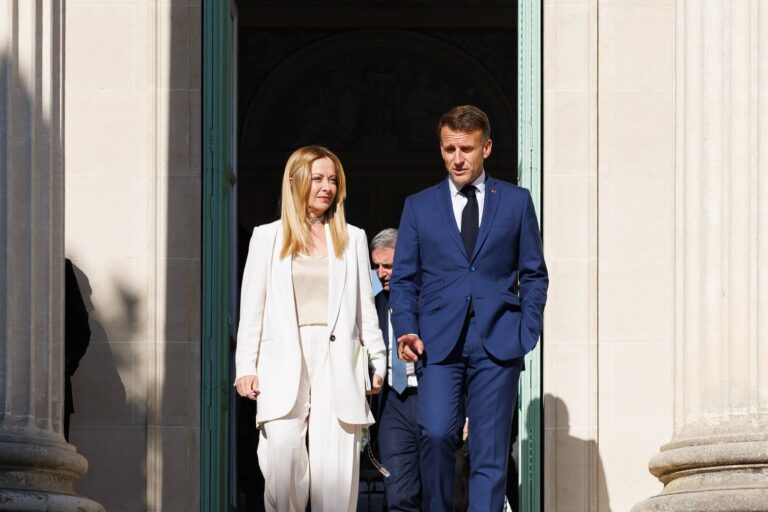 Emmanuel Macron et Giorgia Meloni marchent ensemble.