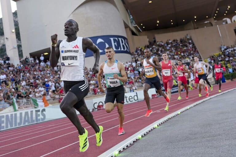 Le demi fondeur Emmanuel Wanyonyi en tête de la course en plein effort sur la piste du meeting Herculis de Monaco l'année dernière.