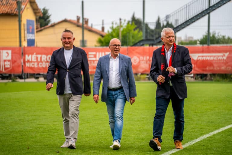Eric Ciotti au côté des dirigeants du Nissa Rugby.