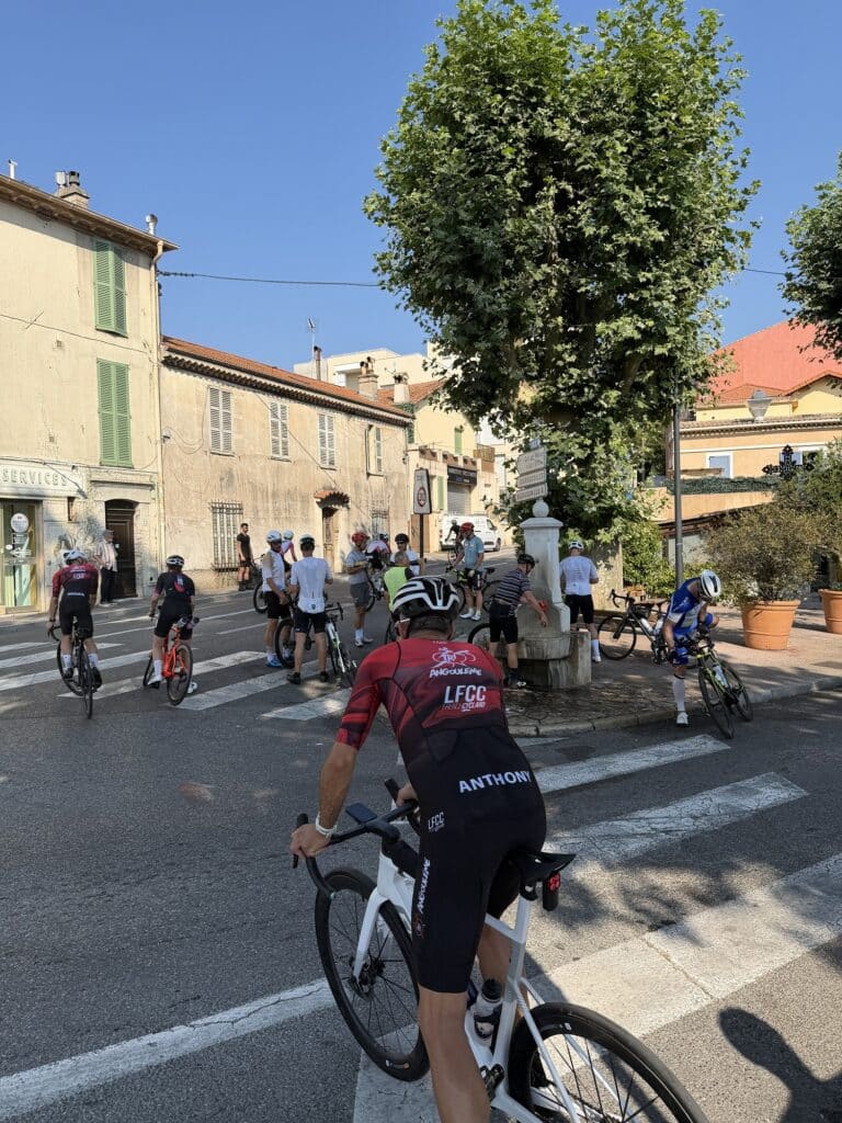 Le départ en vélo avec des athlètes et des touristes.