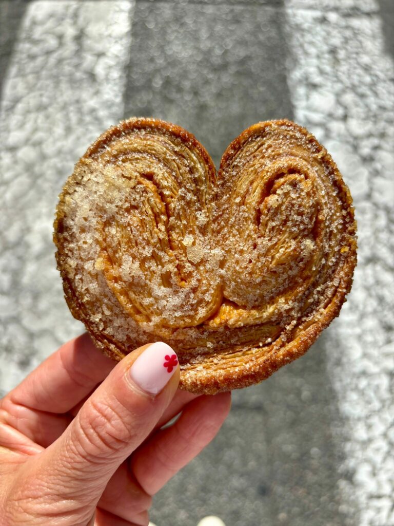 Un gâteau en forme de coeur.