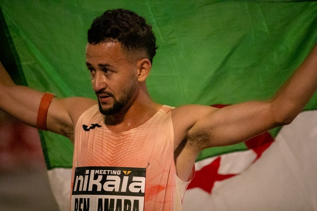 Le vainqueur du Mile Nikaïa Lounes Benamara avec le drapeau Algérien