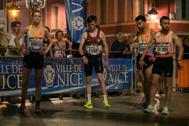 Les participants du Mile Nikaïa 2026 dans la nuit sur la place Massena.