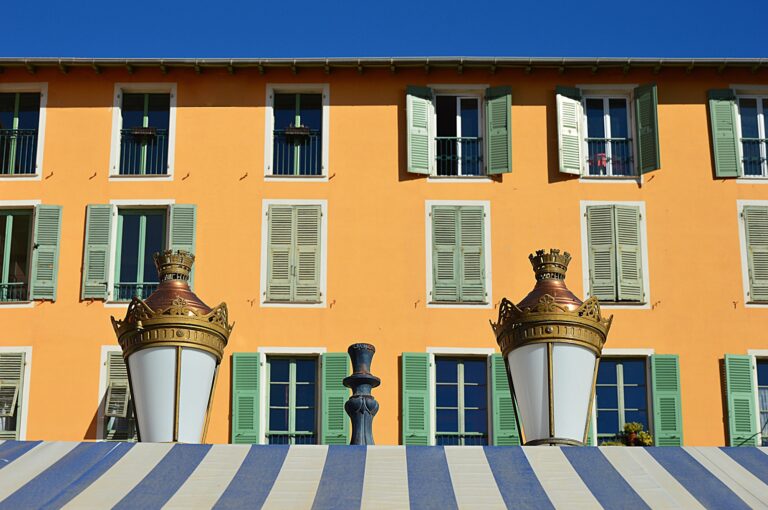 vue d'un bâtiment de Nice - cours saleya