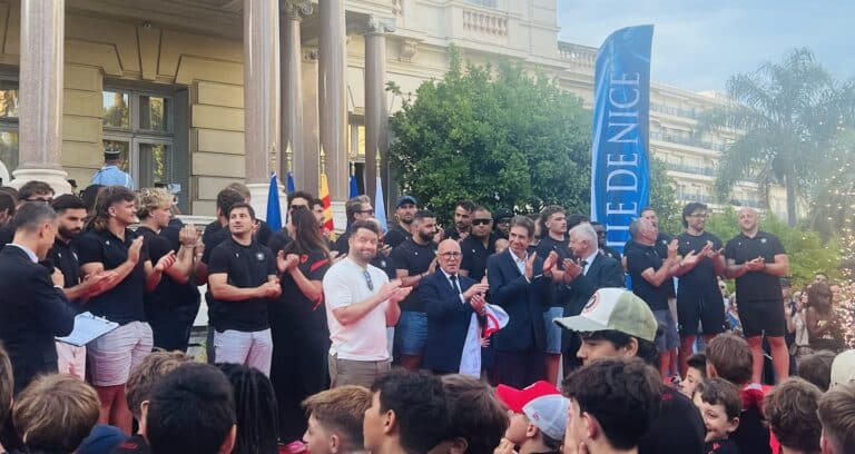 Les joueurs de Nissa Rugby sur une scène avec Eric Ciotti et le président du département des Alpes-Maritimes Charles Ange Ginésy.