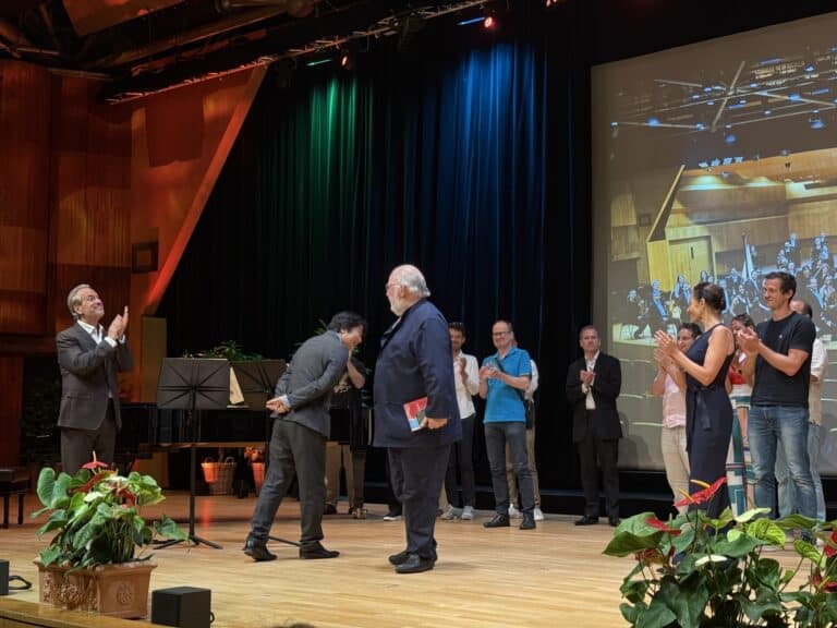 Le maestro Kazuki Yamada sur scène à l'auditorium Rainier III de Monaco