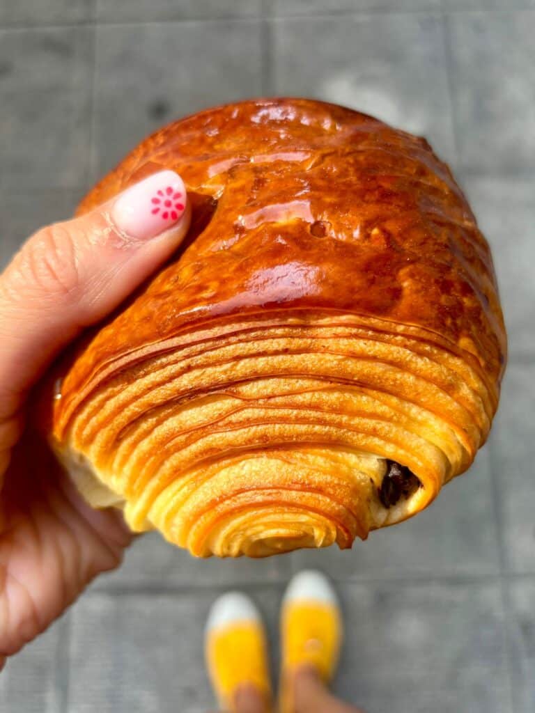 Un pain au chocolat avec morceau de chocolat qui dépasse.