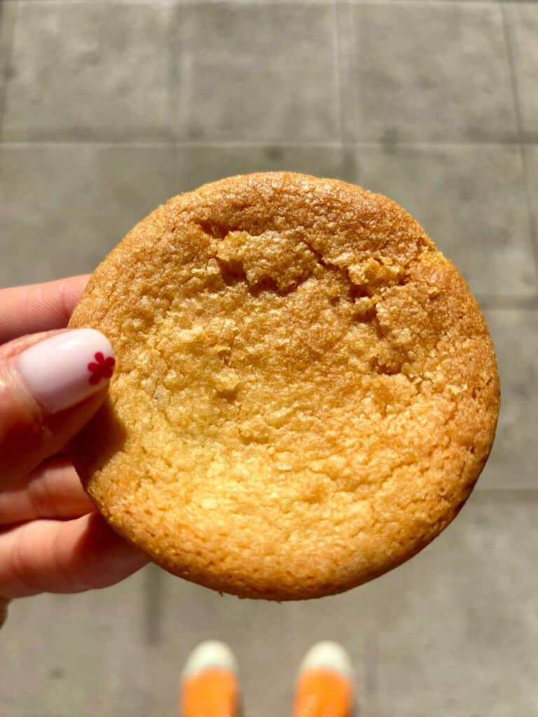 Un biscuit rond.