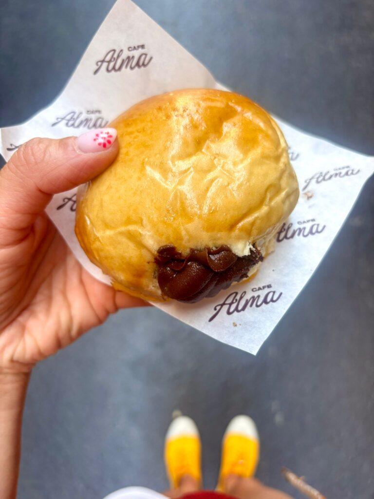 une brioche avec du chocolat qui sort par l'arrière.