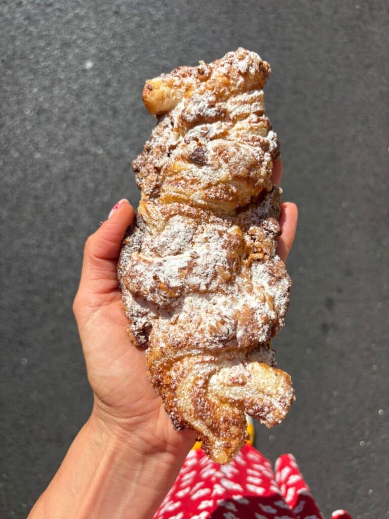 Une brioche torsadée avec du sucre glace dessus.
