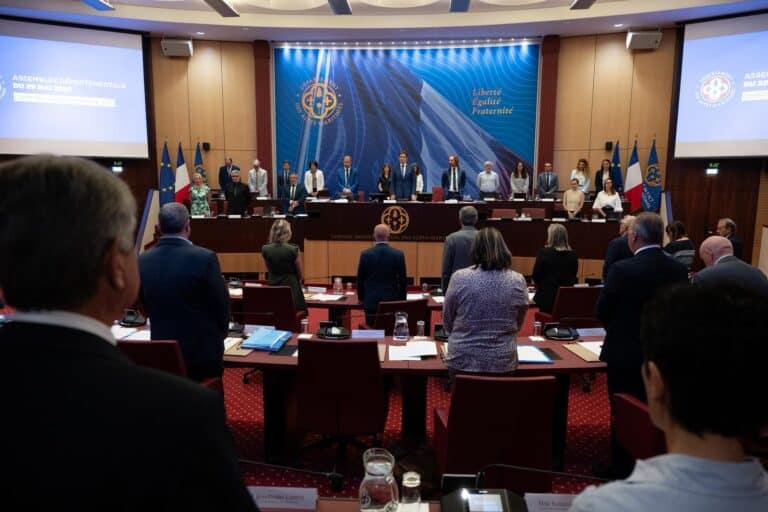 Le conseil départemental des Alpes-Maritimes et ses élus dans l'hémicycle