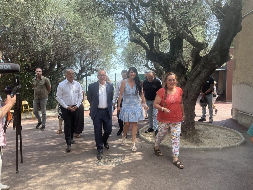 Eric Ciotti se rendant à l'école Crémat avec les deux députés de Nice