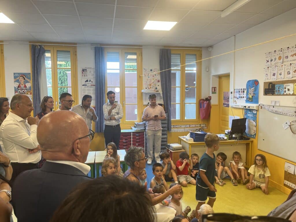 Eric Ciotti dans une classe à l'école Crémat