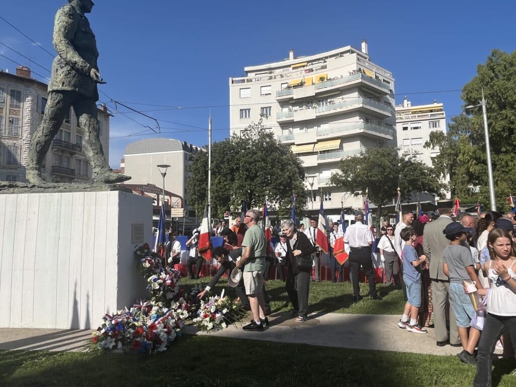 Fin de cérémonie avec possibilité de déposer une fleur devant la statue de Gaulle