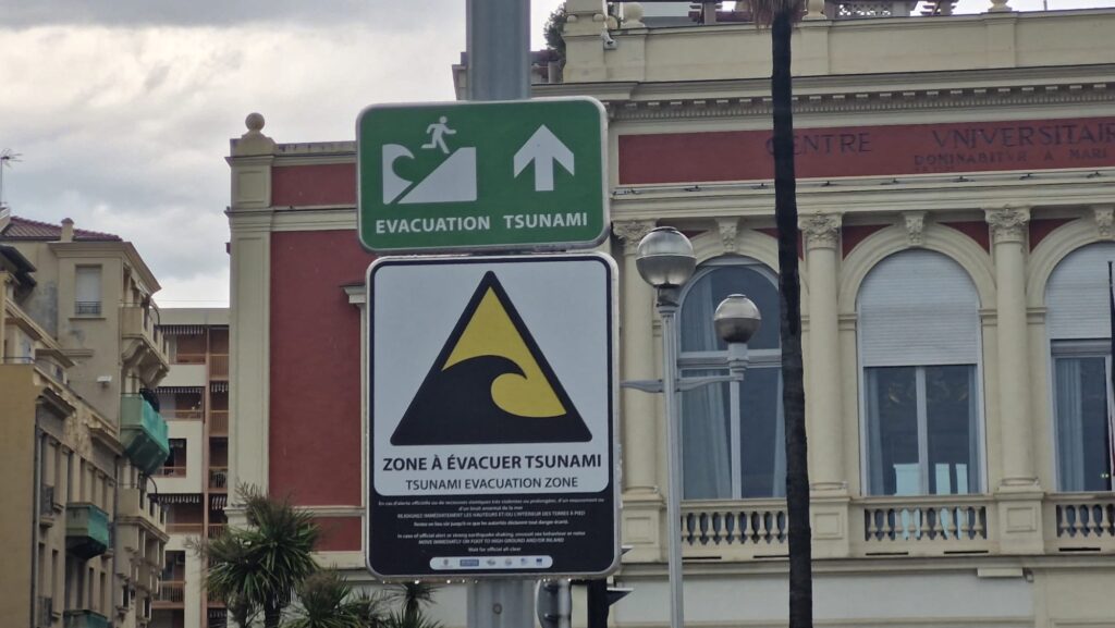 Tsunami Ready : Nice installe 300 panneaux pour guider la population en cas d’alerte