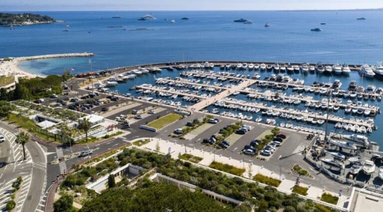 Le nouveau parking et la vue sur le port d'Antibes.