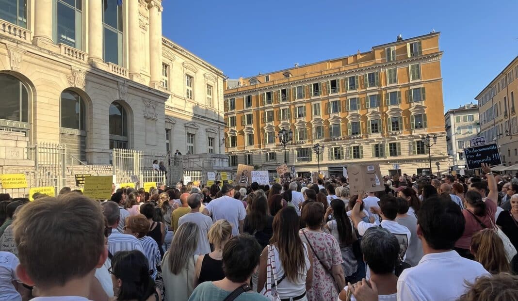 Une foule de niçois rassemblée devant le Palais de Justice, des pancartes à la main