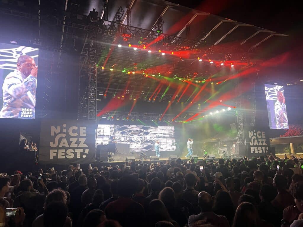 La scène du Nice Jazz Fest de nuit avec Busta Rhymes dans un flow de lumières rouges, vertes...