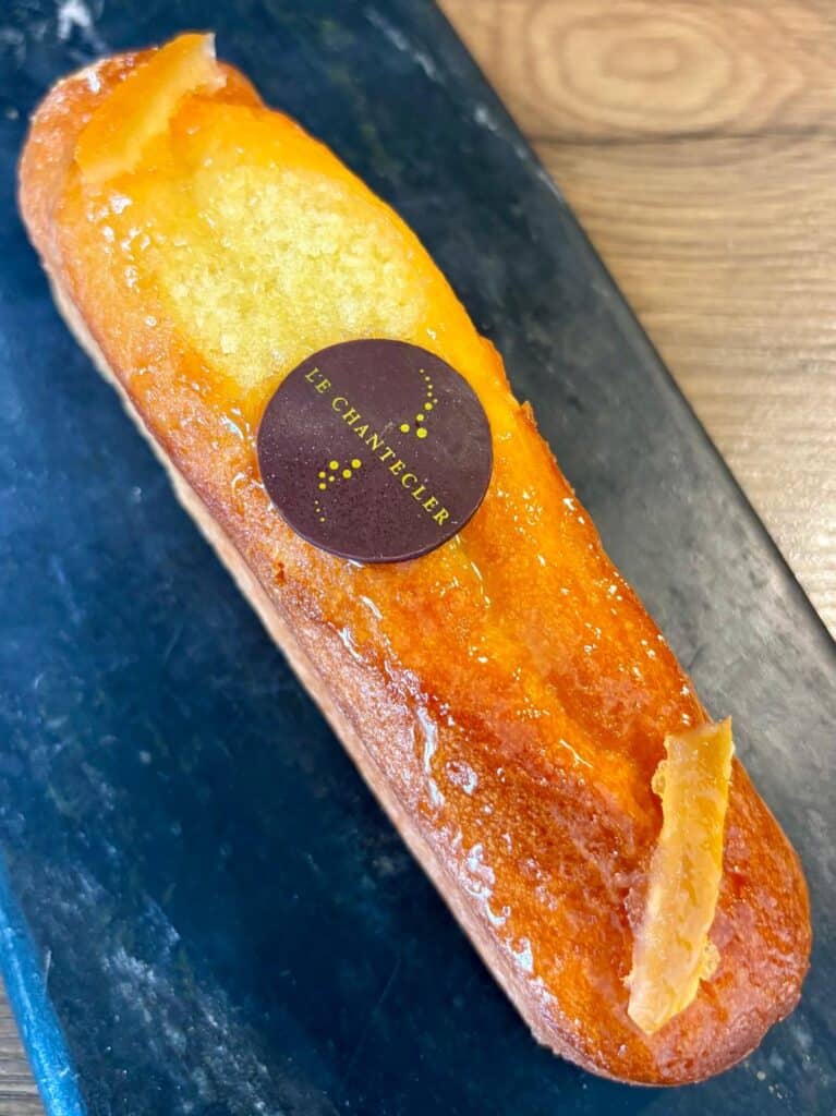 Un cake au citron sur une ardoise.
