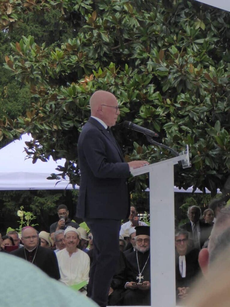 Eric Ciotti au micro lors de son discours.