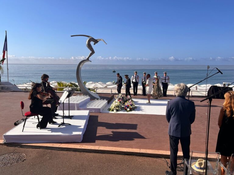L'oeuvre commémorative sur la Promenade des Anglais et les préparatifs avant la cérémonie.