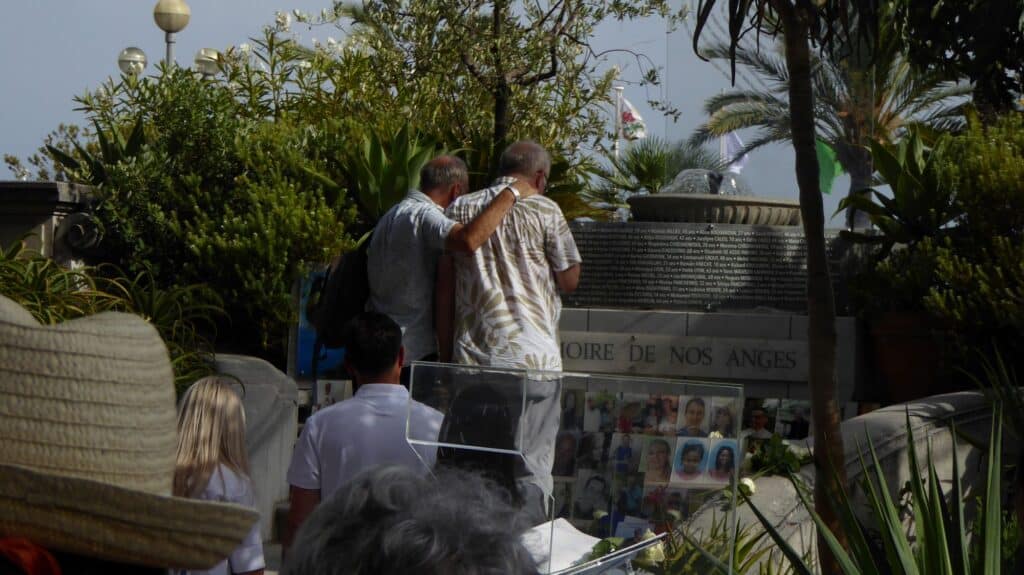 Des personnes se recueillent durant la cérémonie d'hommage aux victimes du 14 juillet 2016.