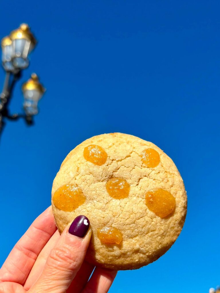 Un cookie avec des points de colis de citron en évidence sur le dessus.