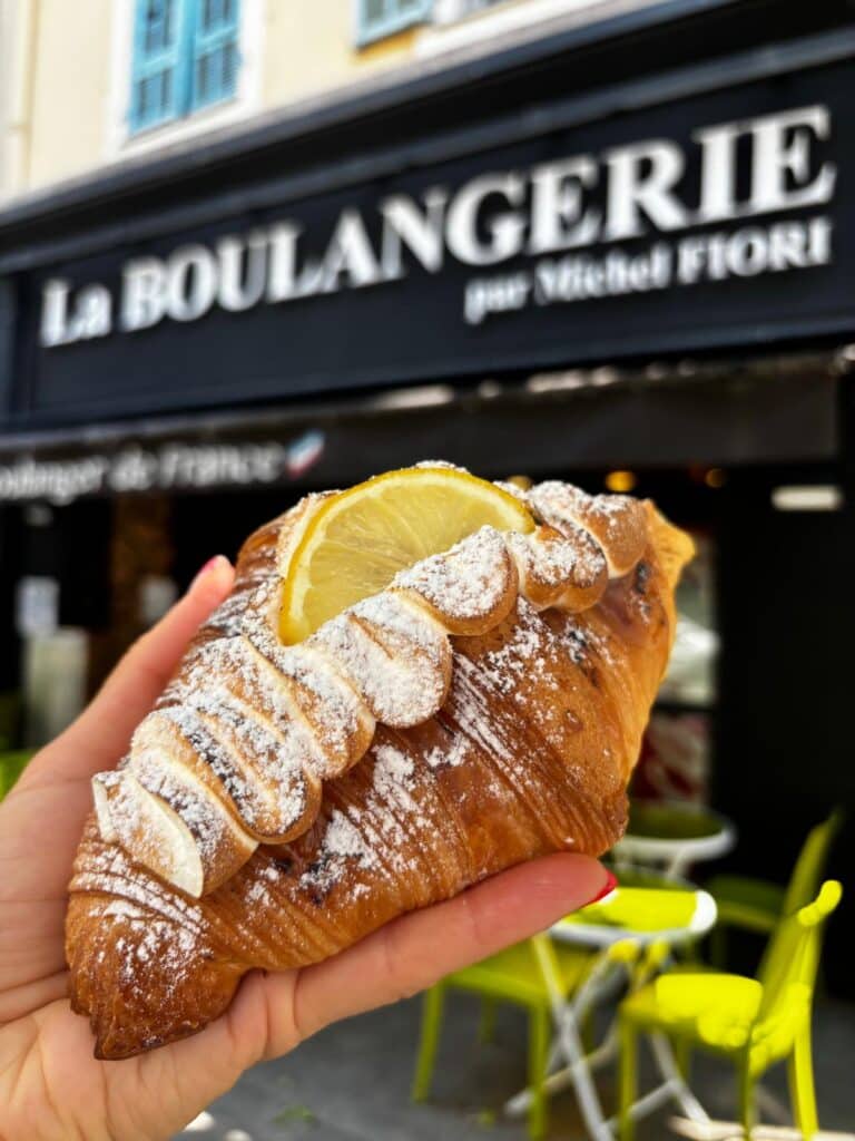 Un croissant avec de la crème au citron dessus.