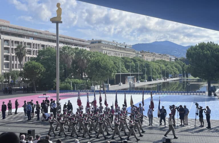 Un corps constitué défile sur la place Massena.