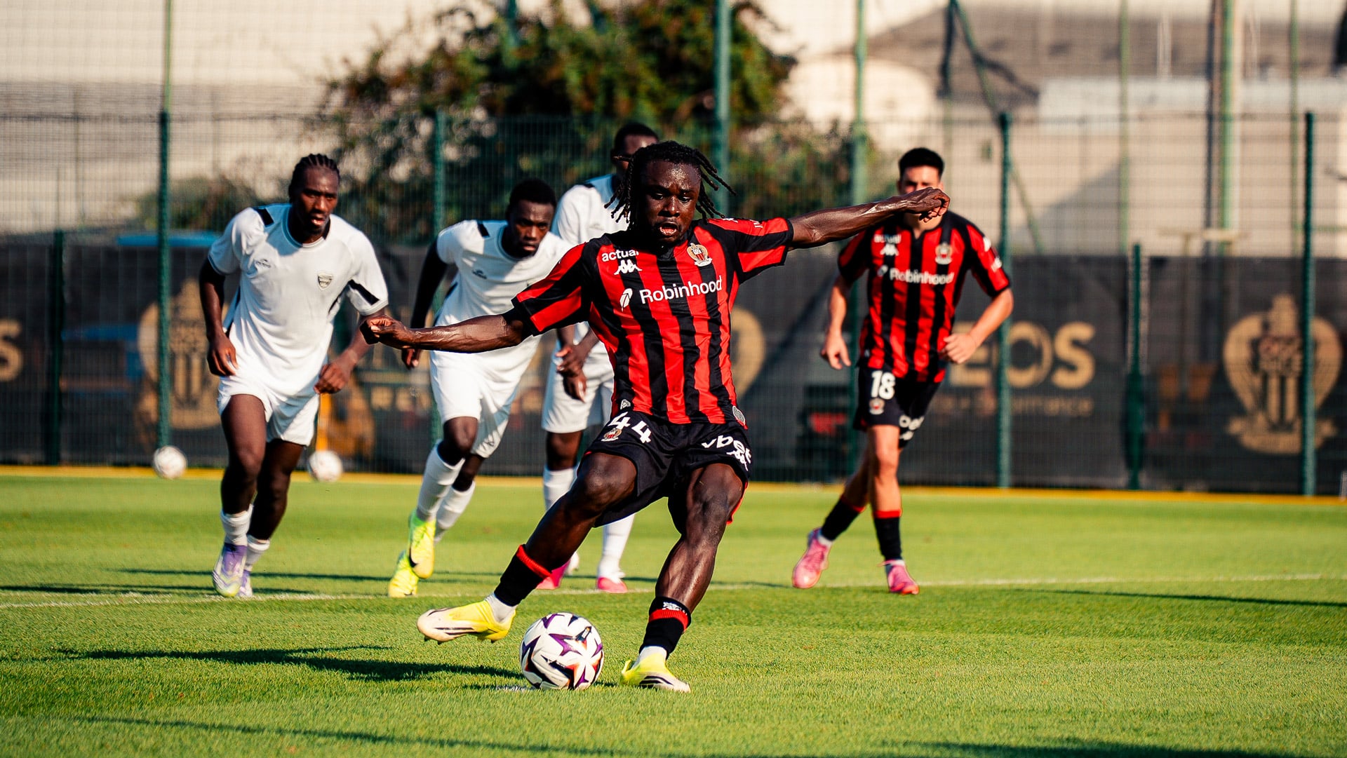L'OGC Nice lance sa pré‑saison par une victoire nette face au Nîmes Olympique