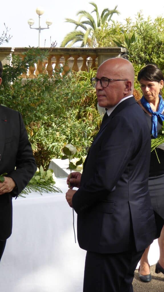 Eric Ciotti avec une rose blanche à la main.
